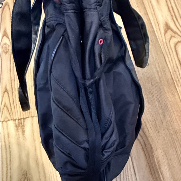 Nike Black gym tote bag. Expandable sides black with red swoosh - Picture 4 of 10